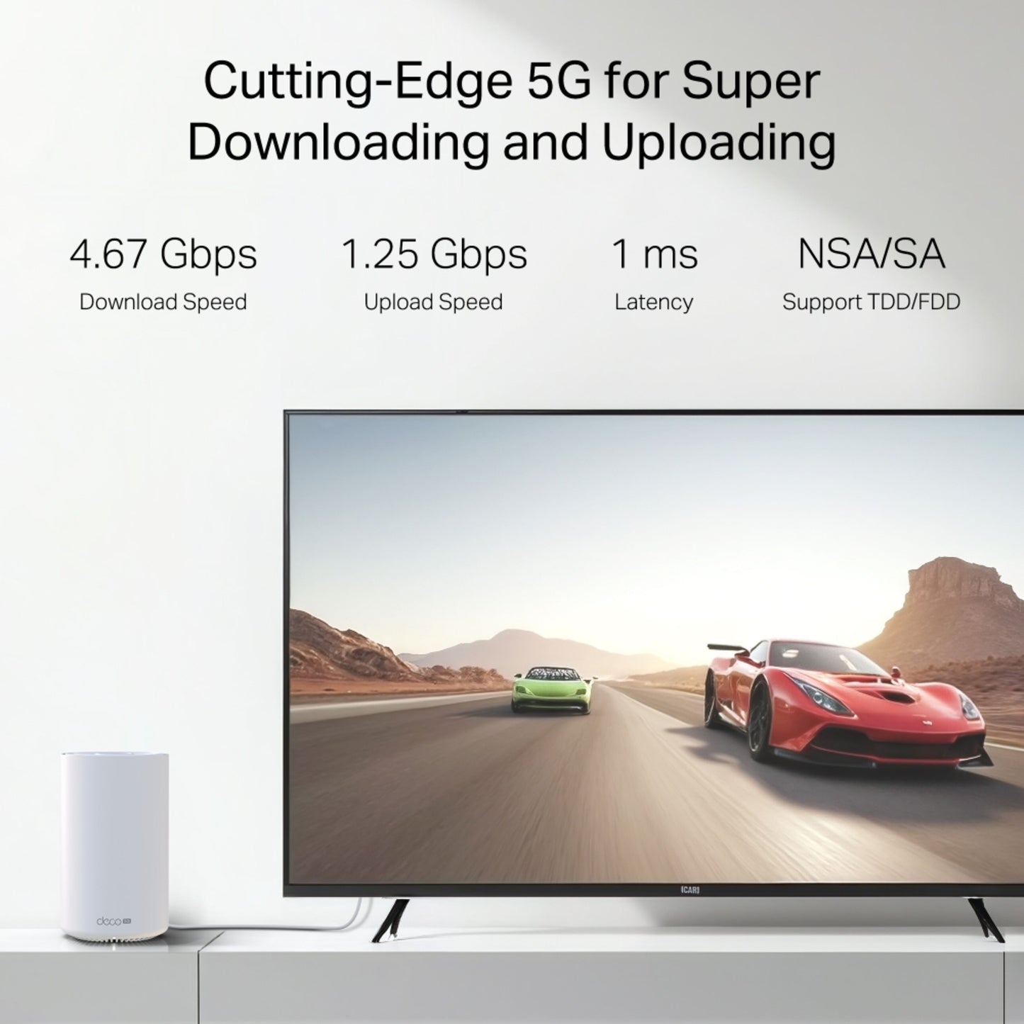 Tp-Link Deco X10-5G AX1500 mesh-router ved siden af tv, synlig 4,67 Gbps download, 1,25 Gbps upload, 1 ms latenstid.