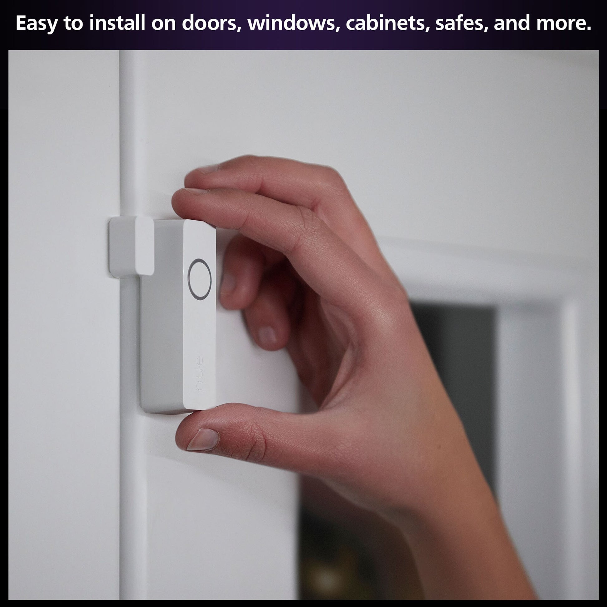 Philips Hue Sikker kontakt sensor Hvid 1-pak monteres på hvid dør, model identificeres med tekst om montering og kompatibilitet.