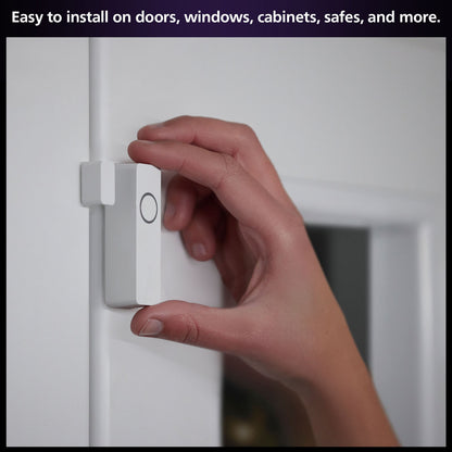 Philips Hue Sikker kontakt sensor Hvid 1-pak monteres på hvid dør, model identificeres med tekst om montering og kompatibilitet.