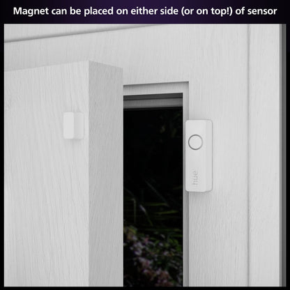 Philips Hue Sikker kontakt sensor hvid 1-pak og magnet monteret på dør, magnet kan placeres ved siden af eller ovenpå sensor.