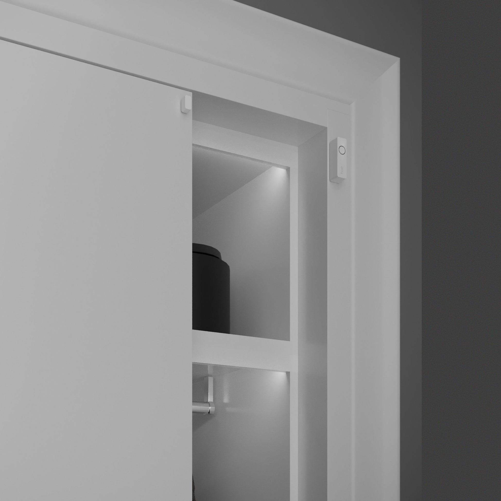 Philips Hue Sikker kontakt sensor Hvid 1-pak monteret ved skydedør, synligt hvidt skab med hylder og mørk beholder.