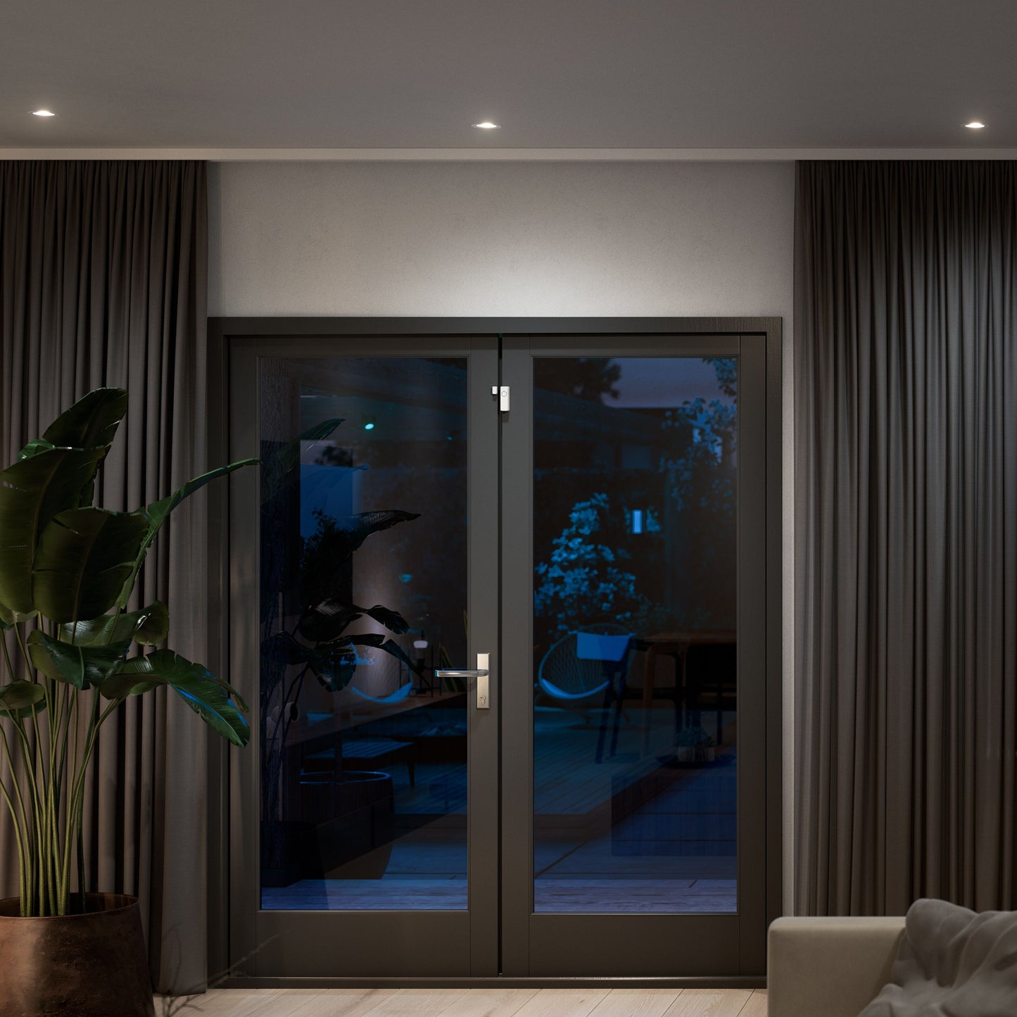 Philips Hue Sikker kontakt sensor Hvid 1-pak placeret ved stor plante på terrasse nær glasdøre og grå gardiner.