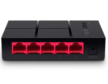 Mercusys MS105G gigabitswitch sort med 5 røde Ethernet-porte foran, nummereret 1-5, strømstik højre side, grøn indikator øverst.