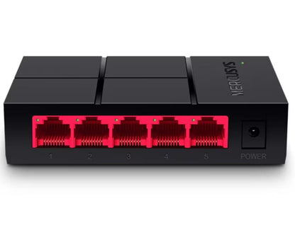 Mercusys MS105G gigabitswitch sort med 5 røde Ethernet-porte foran, nummereret 1-5, strømstik højre side, grøn indikator øverst.