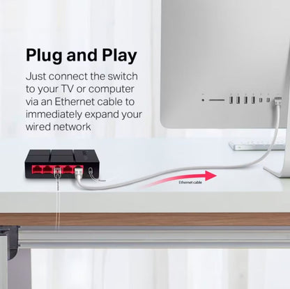 Mercusys MS105G sort 5-port gigabitswitch til Ethernet, forbundet til computer, synlige porte og logo.