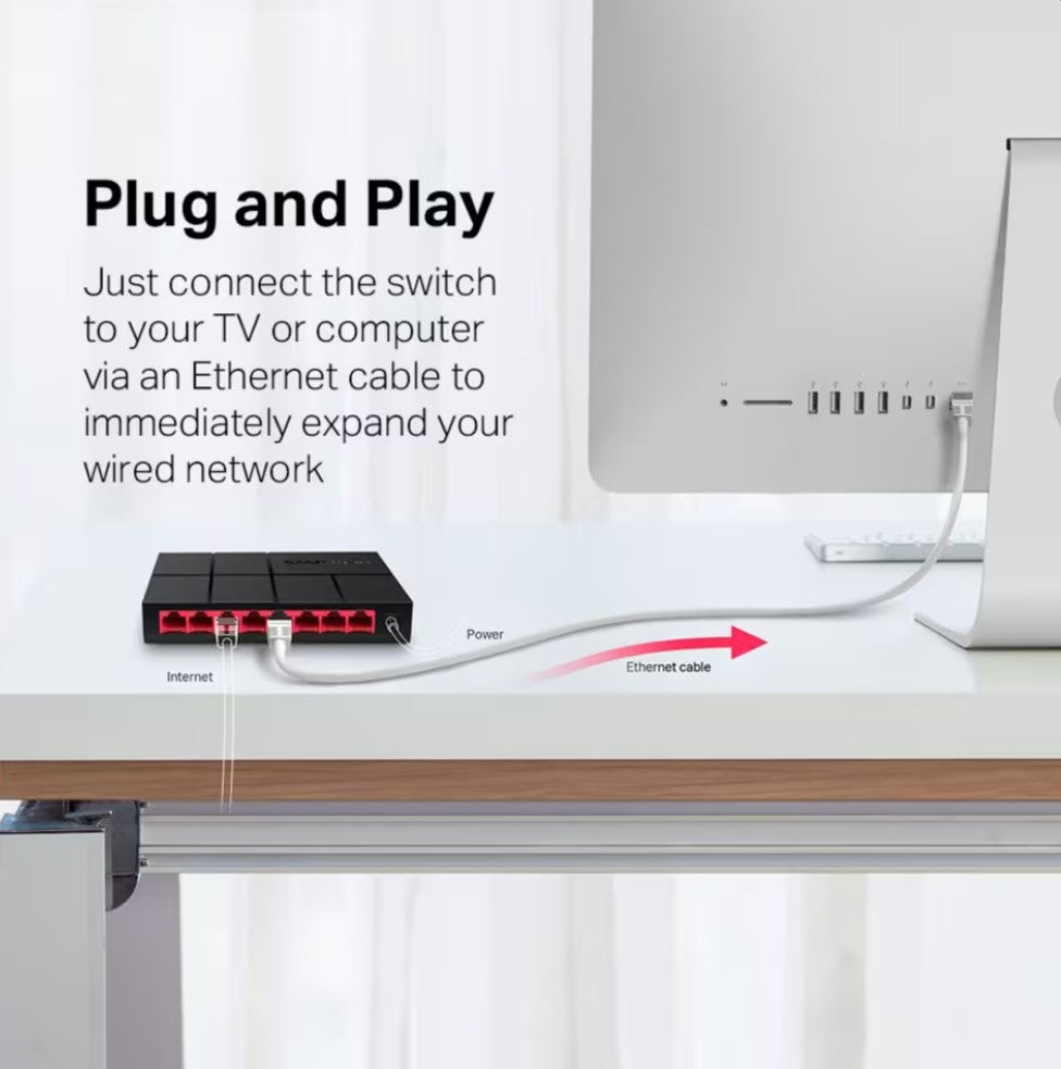 Mercusys Gigabit switch 8 porte tilsluttet desktop, tekst: Plug and Play forbindelse udvider hjemmenetværk.
