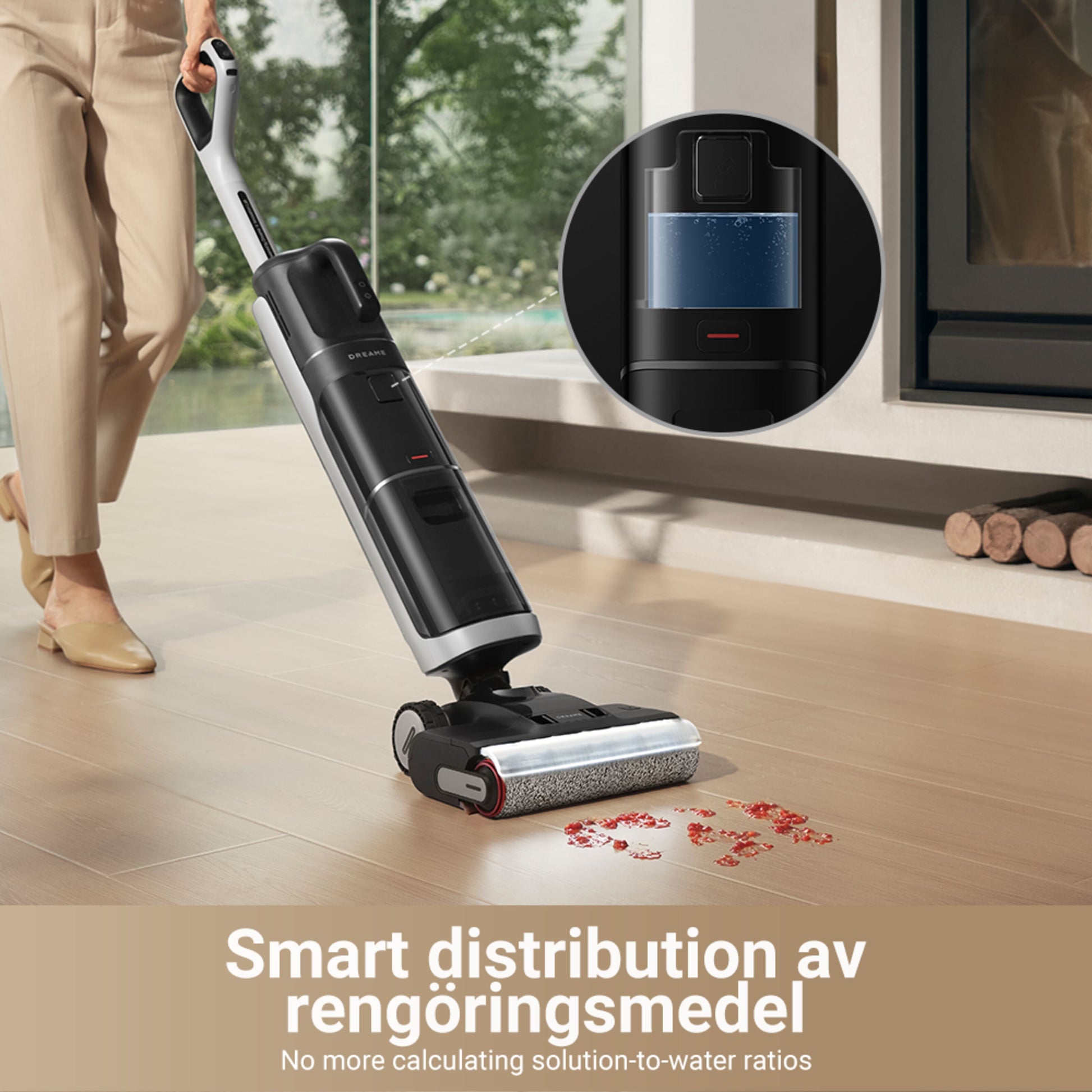 Dreame H14 DUAL ledningsfri gulvvasker rengør lyst trægulv, viser selvrens, vandtank og tekst om dosering.