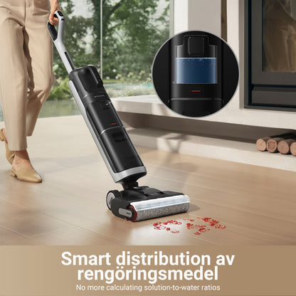 Dreame H14 DUAL ledningsfri gulvvasker rengør lyst trægulv, viser selvrens, vandtank og tekst om dosering.