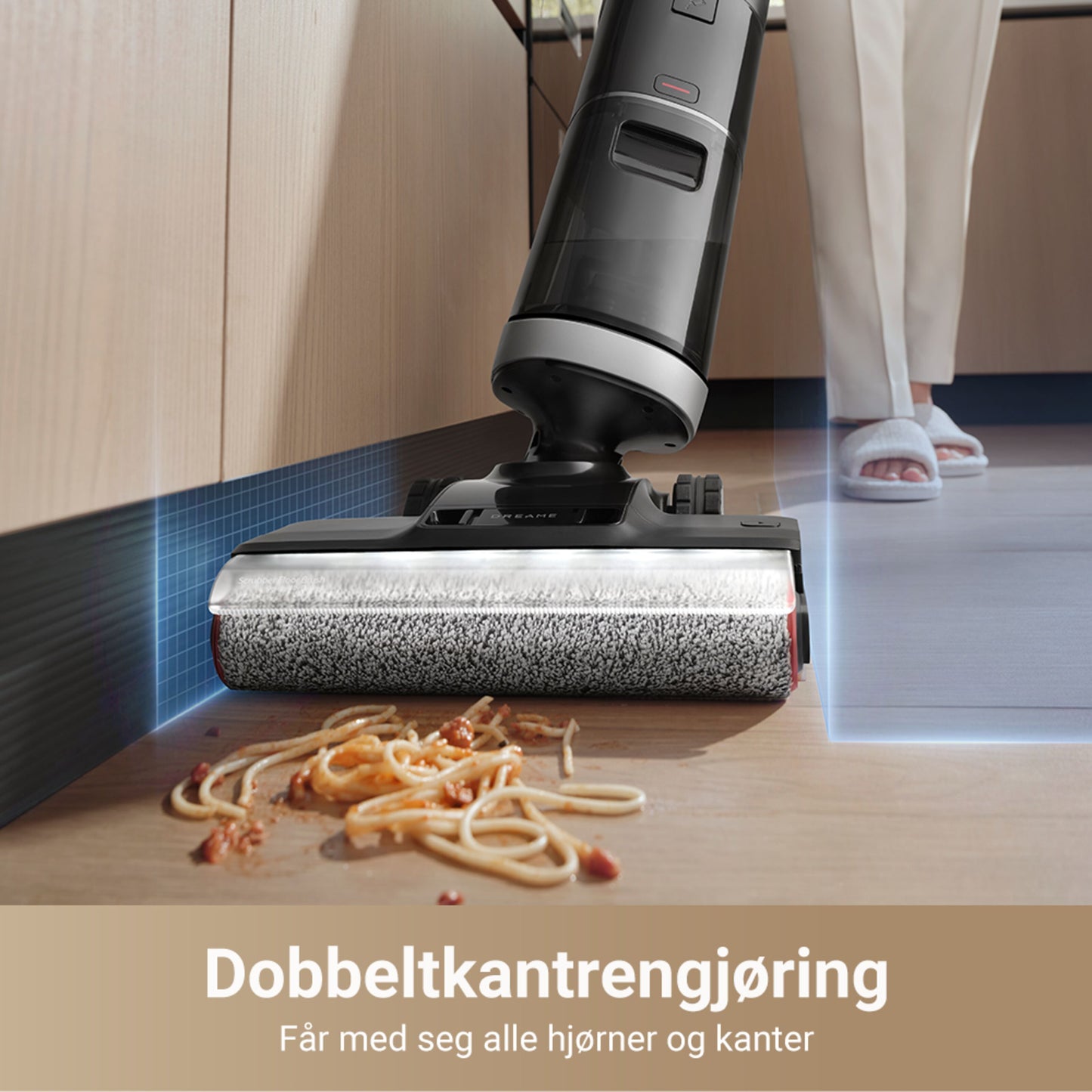 Dreame H14 DUAL gulvvasker og støvsuger i brug til opsamling af spildt spaghetti, tekst: Dobbeltkantrengjøring.