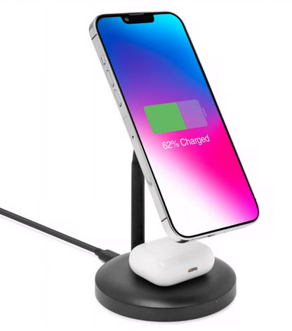 IPhone med MagSafe viser 62 opladning på sort 2-i-1 trådløs ladestation, earbuds oplades samtidig ved basen.