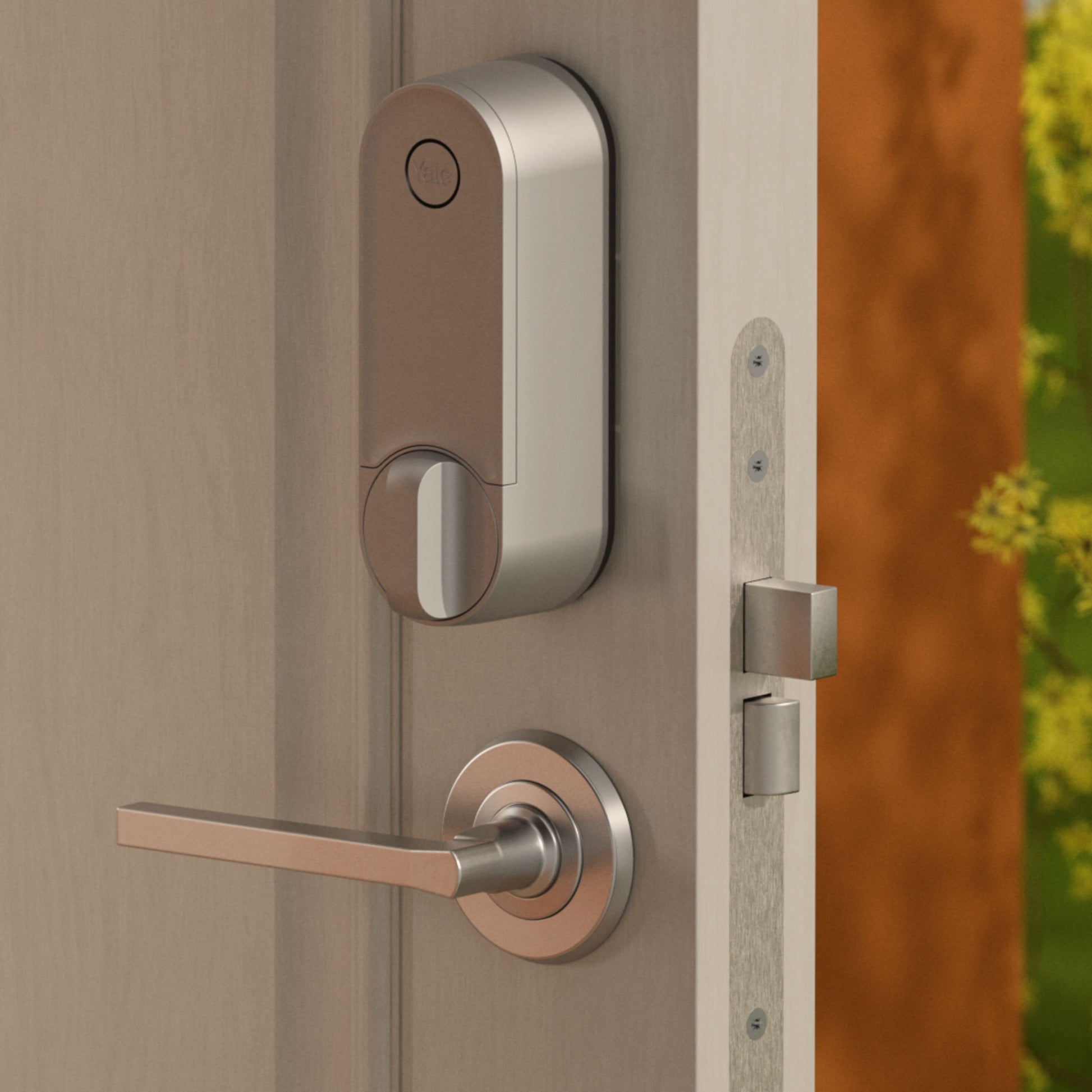 Yale Linus Smart Lock L2 Sølv med håndtag på lys dør, delvist åben, synligt smart home system og genopladeligt batteri.