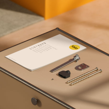 Yale Linus Smart Lock L2 Sølv med manual, skruer, beslag, plastikdel og metalstang på beige bord.