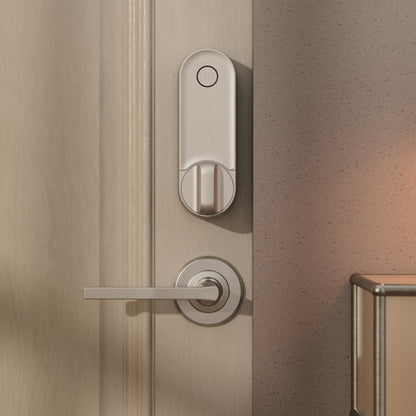 Yale Linus Smartlås L2 sort monteret på lys trædør med wifi dørlås, tommelfinger-bolt og greb.