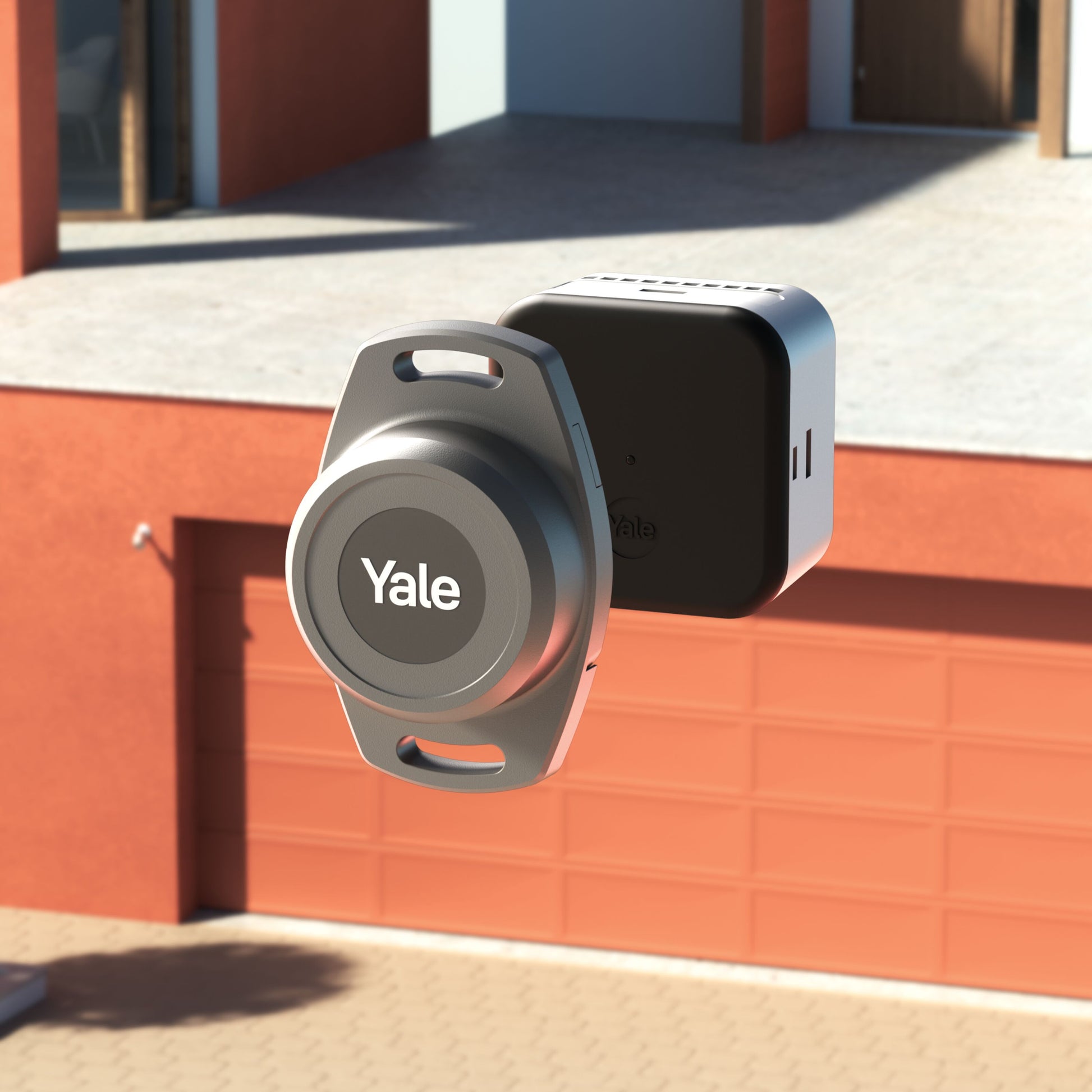 Yale Smart åbner til motoriserede garageporte foran orange port, viser Yale Home app-kompatibilitet.