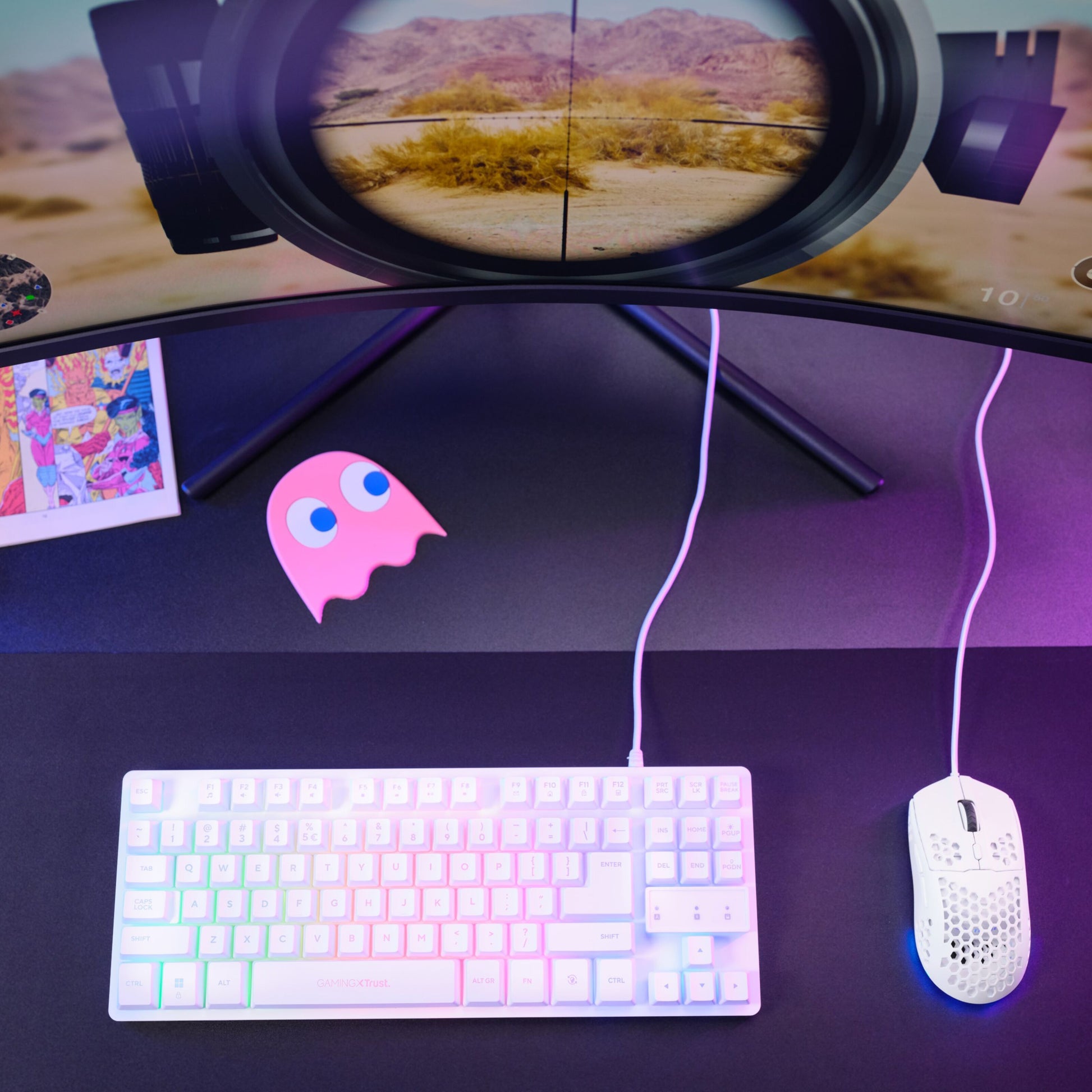 Trust Helox GXT928 Letvægts hvid tastatur og gaming mus på skrivebord foran buet monitor med sniperspil.