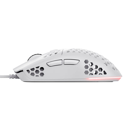 Trust Helox GXT928 letvægts gaming mus hvid, honeycomb-design, sideknapper, justerbar DPI, lysstribe ved basen, vises fra siden.