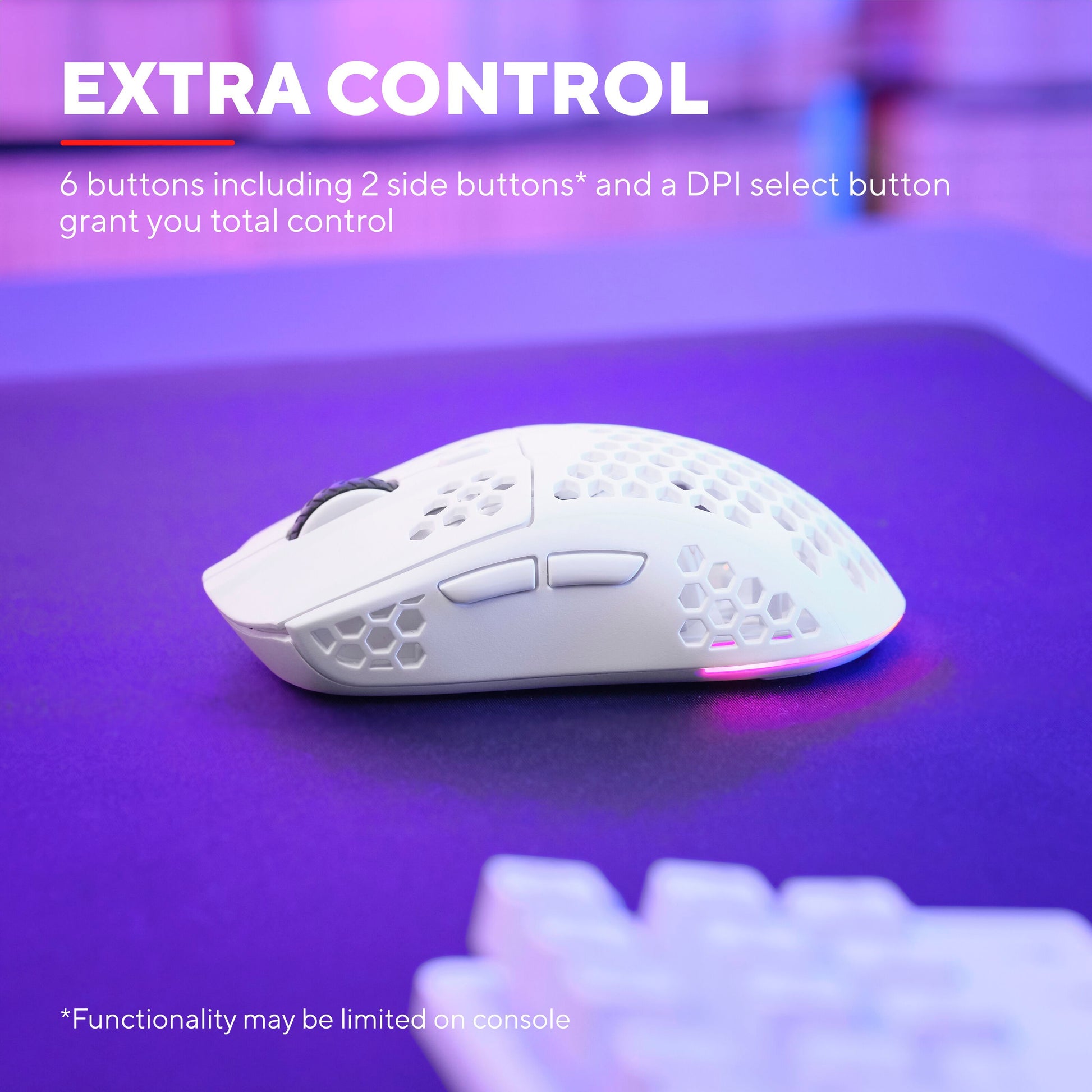 Trust Helox GXT929 trådløs gaming mus hvid med RGB og honeycomb-design, 6 knapper, DPI-knap, hvide tastaturtaster synlige.