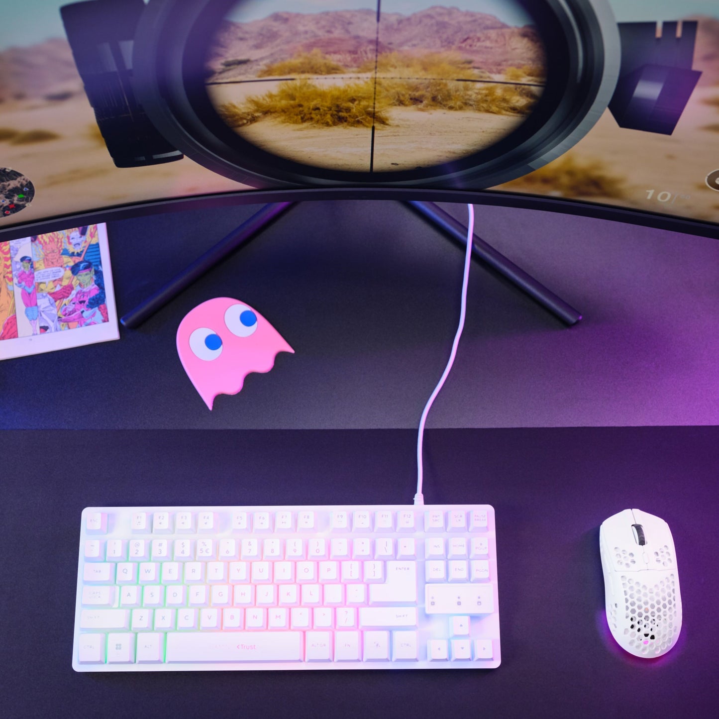 Trust Helox GXT929 Trådløs mus og hvidt mekanisk tastatur på sort bord, lilla belysning, monitor viser riffelsigte.