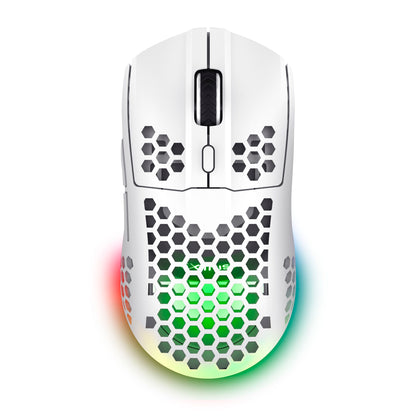 Trust Helox GXT929 trådløs gamingmus hvid med honeycomb-design, sort scrollhjul og RGB-lys i base grøn/rød/blå.