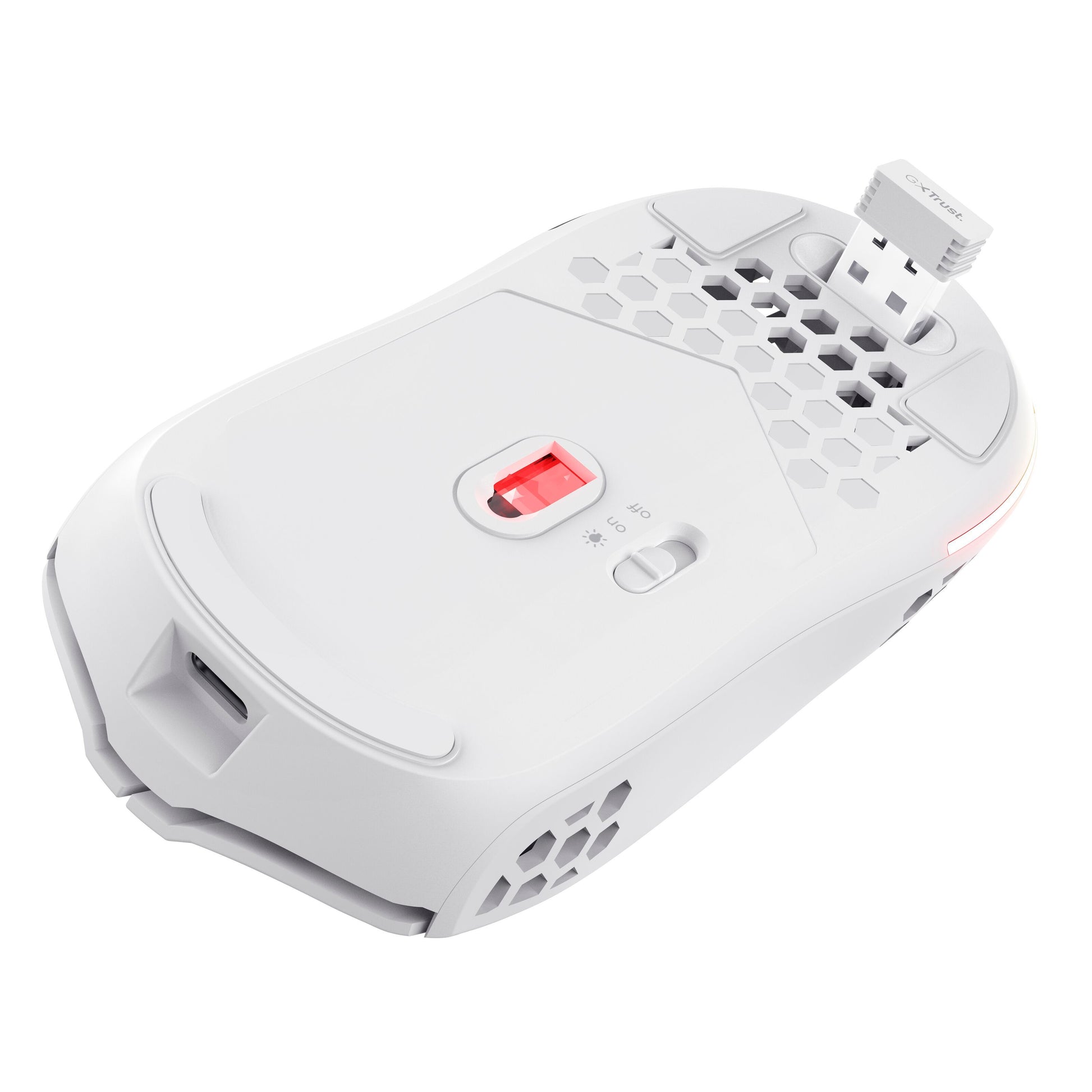 Trust Helox GXT929 Trådløs gamingmus hvid set nedefra med honeycomb-design, rød sensor, power-switch og delvist isat USB-dongle.