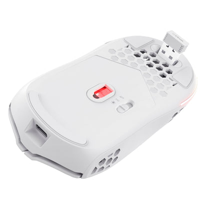 Trust Helox GXT929 Trådløs gamingmus hvid set nedefra med honeycomb-design, rød sensor, power-switch og delvist isat USB-dongle.