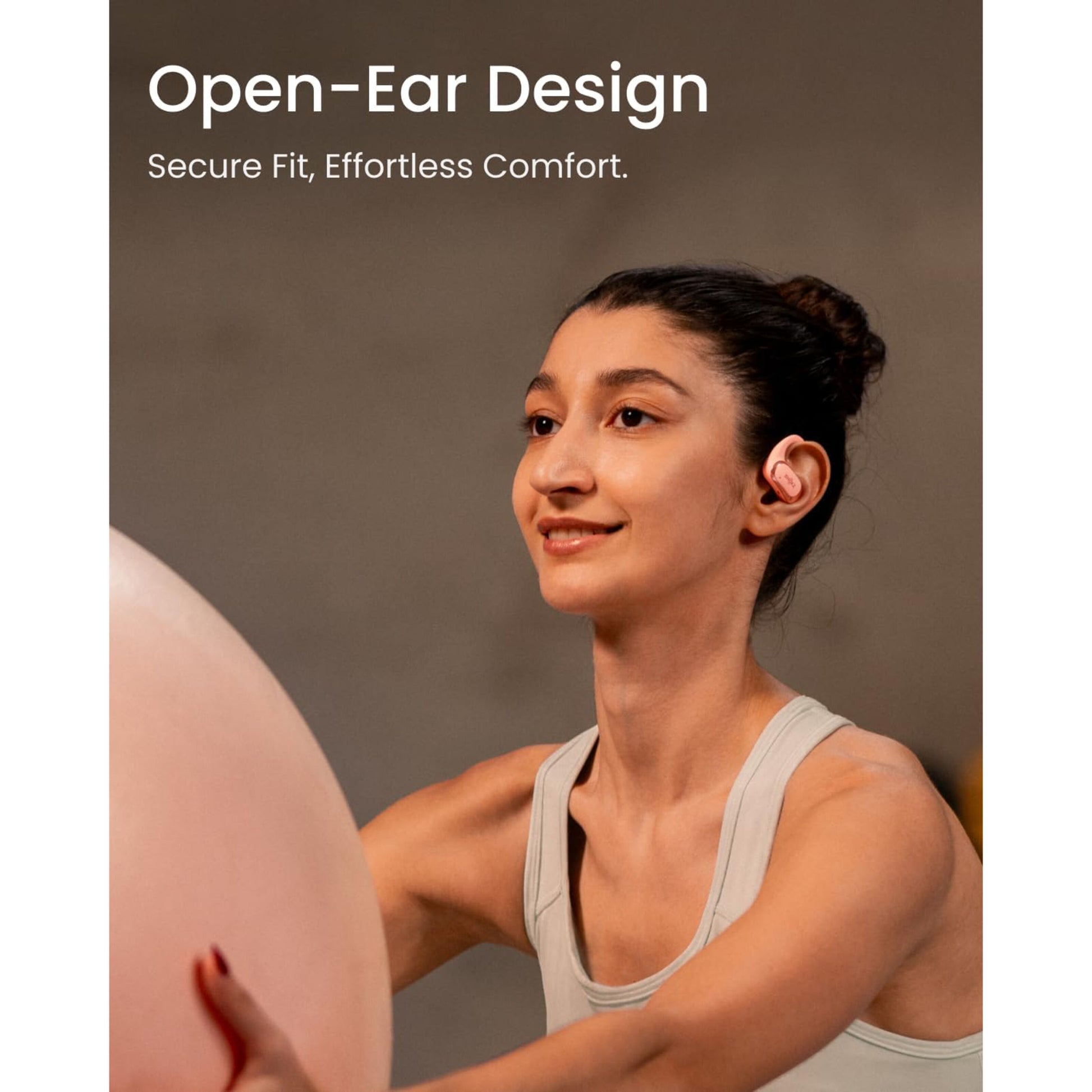 Shokz OpenFit Air trådløse hovedtelefoner lyserød bæres af kvinde, tekst: Open-Ear Design Sikker pasform Ubesværet komfort.