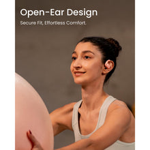 Shokz OpenFit Air trådløse hovedtelefoner lyserød bæres af kvinde, tekst: Open-Ear Design Sikker pasform Ubesværet komfort.