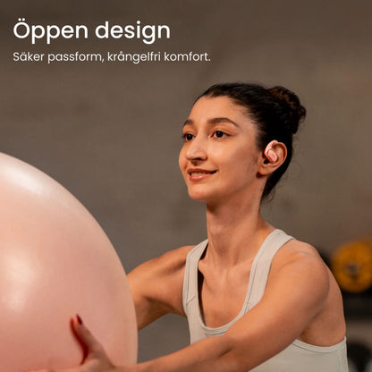 Shokz OpenFit Air trådløse hovedtelefoner i pink bæres af kvinde, tekst: Öppen design - Sikker passform, krångelfri komfort.