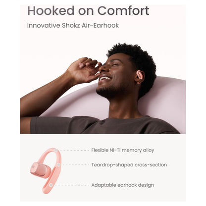 Shokz OpenFit Air trådløse hovedtelefoner lyserød med fleksibel Ni-Ti memory legering og tilpasselig ørekrog vises på brugeren.