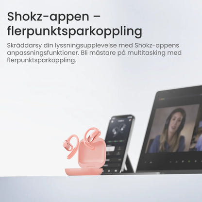 Shokz OpenFit Air trådløse hovedtelefoner lyserød i etui, svensk Shokz app-tekst synlig øverst.