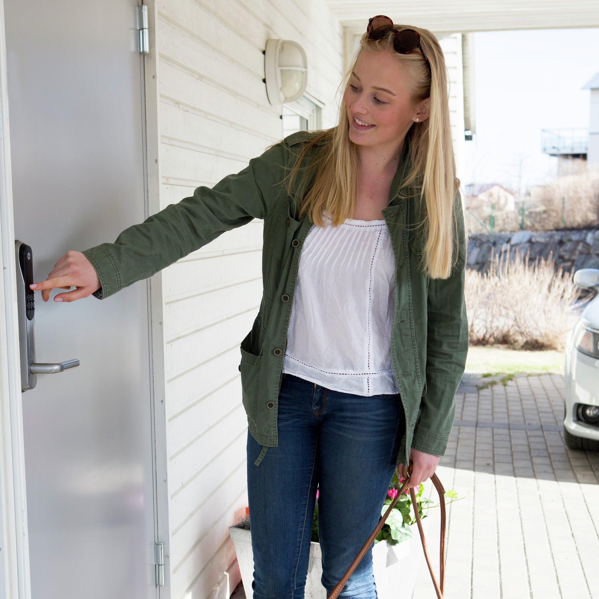 Yale Dørmand Klassisk Hjem elektronisk dørlås sølv, tastatur synlig på dør ved oplåsning.