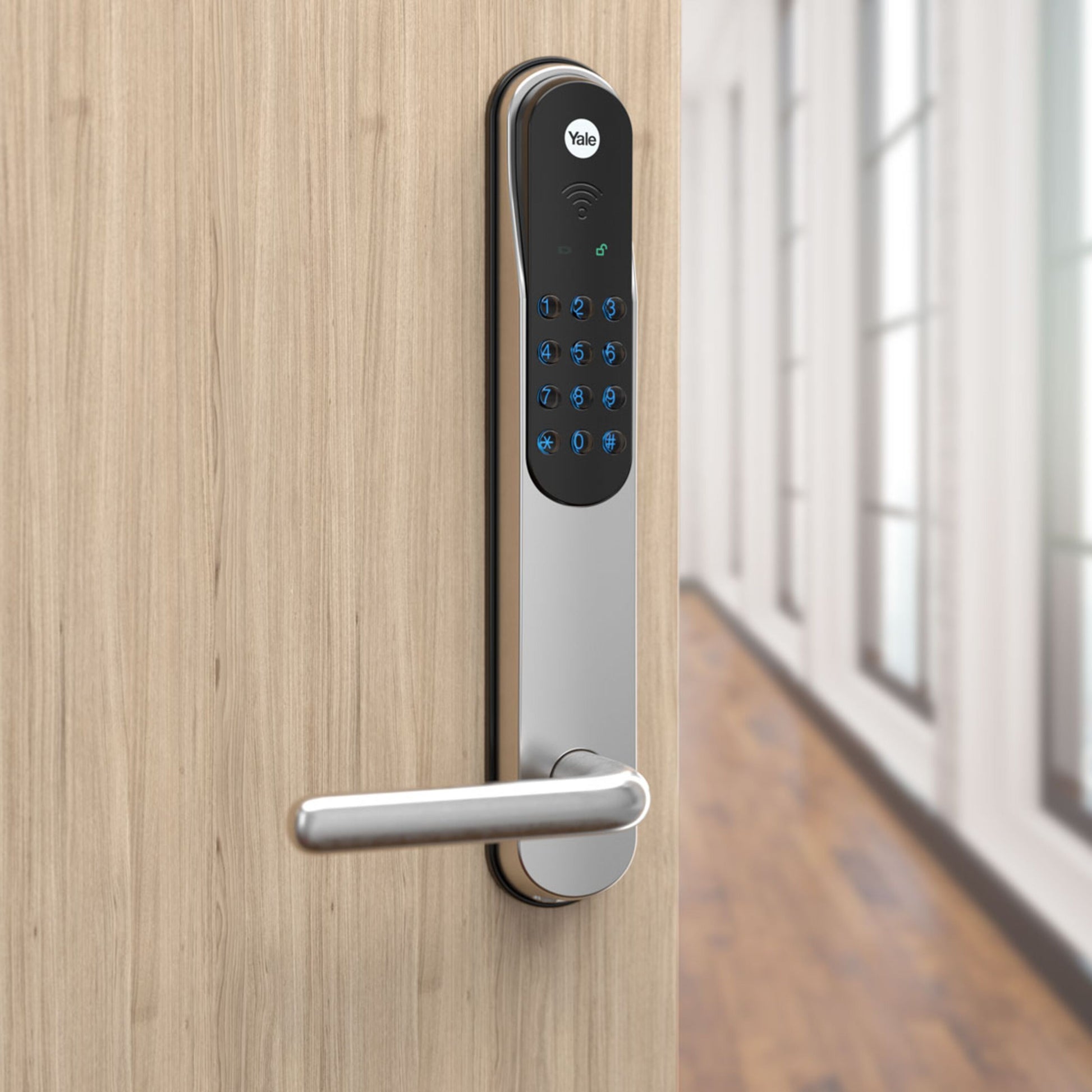 Yale Dørmand Klassisk Hjem sølv elektronisk dørlås med keypad/trådløs funktion monteret på lys trædør.