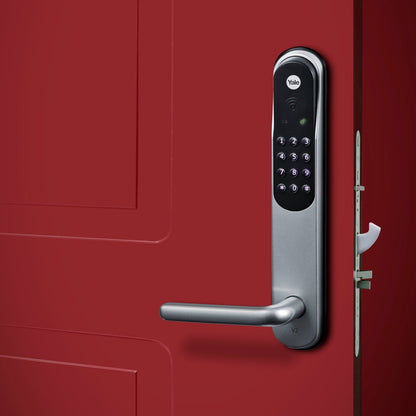 Yale Dørmand Klassisk Hjem sølv elektronisk lås med keypad monteret på rød dør, dør let åben viser låsen.