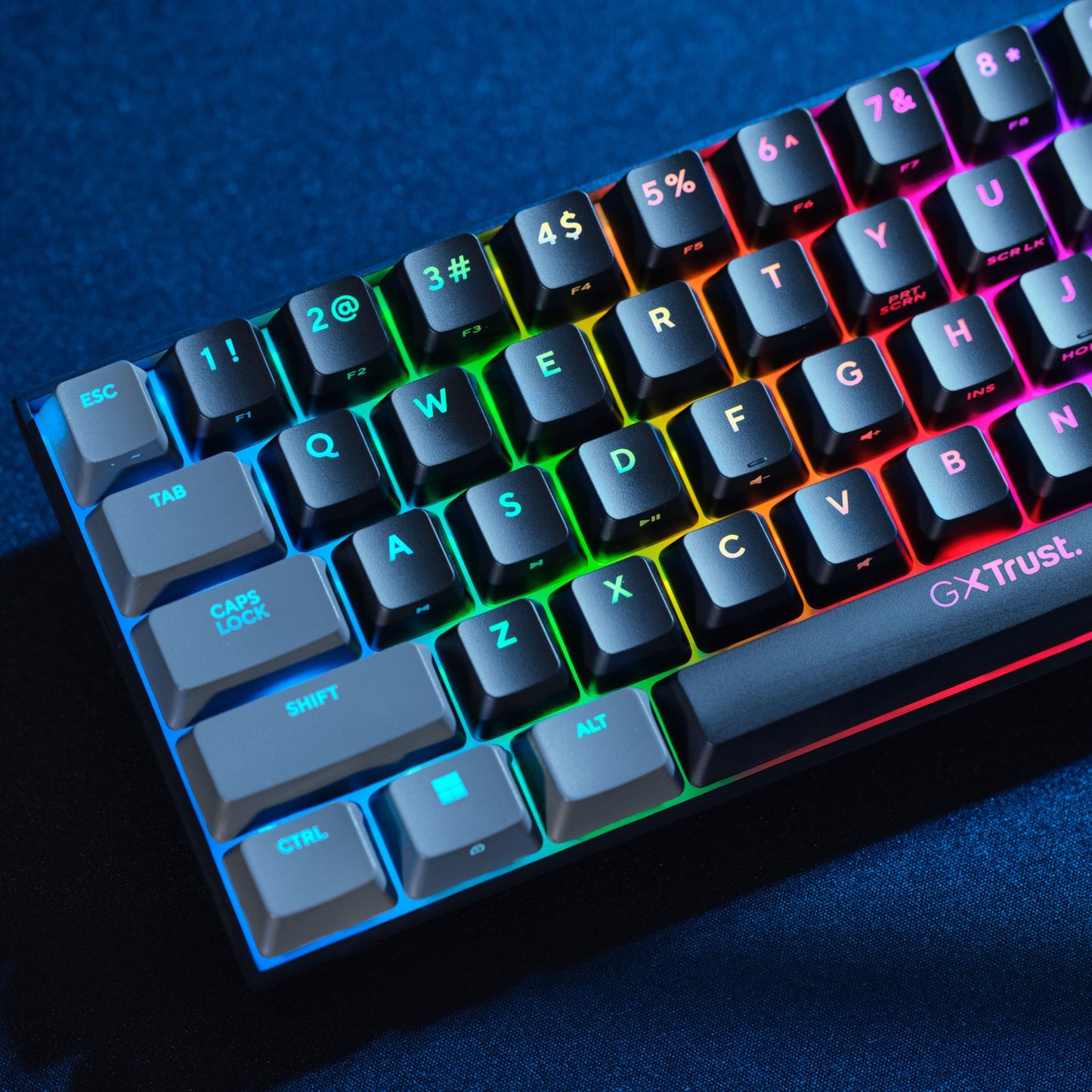 Trust Acira GXT867 60 kompakt mekanisk gamingtastatur med RGB-belysning i regnbuefarver, sorte taster.