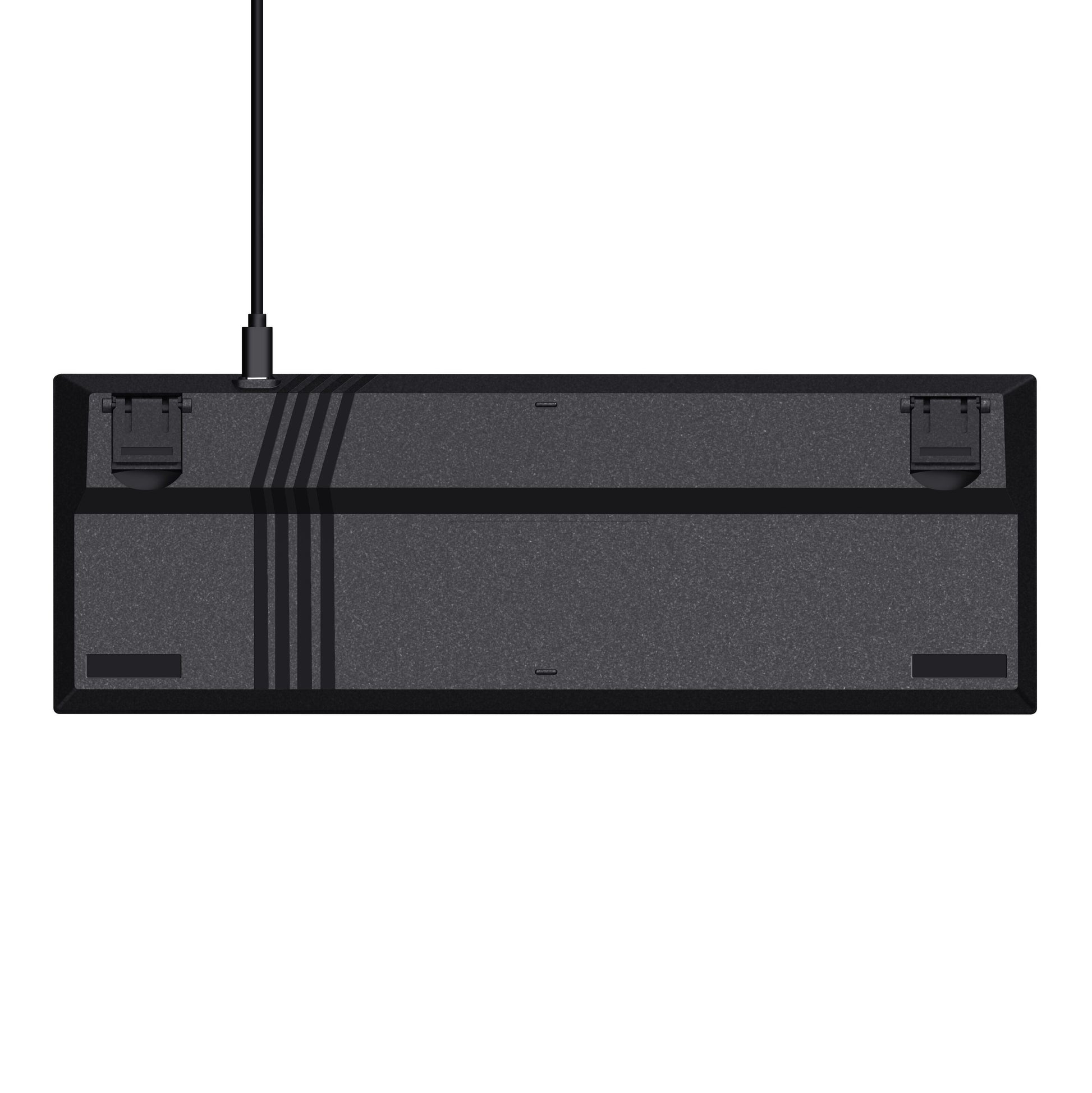 Trust Acira GXT867 60 tastatur i sort sæt fra bunden med to foldbare fødder, tre kabelkanaler og tekstureret overflade.