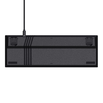 Trust Acira GXT867 60 tastatur i sort sæt fra bunden med to foldbare fødder, tre kabelkanaler og tekstureret overflade.