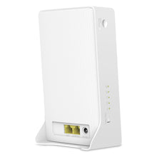 Mercusys MB230-4G AC1200 4G+ LTE hvid Wi-Fi 5 router med lodrette riller, to gule Ethernetporte, strømstik og WPS-knap.