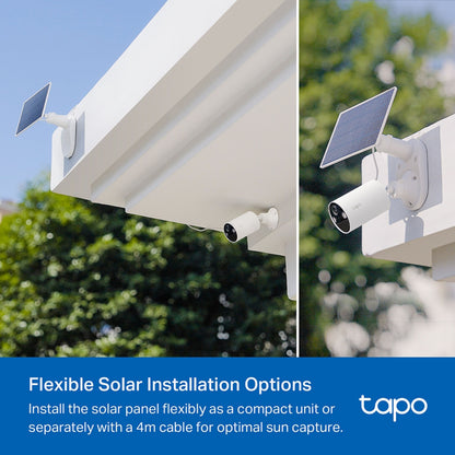 TP-Link Tapo A201 solcellepanel til overvågningskamera, monteret over eller ved siden af kamera på hvid bygning.