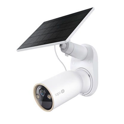 TP-Link Tapo C460 solcelle-kit batteridrevet 4K Ultra HD udendørs kamera på vægbeslag med tilhørende solpanel.