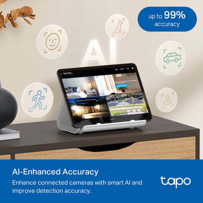 TP-Link Tapo H500 Smart HomeBase med skærm, viser op til 99 AI-præcision og ansigtsgenkendelse.