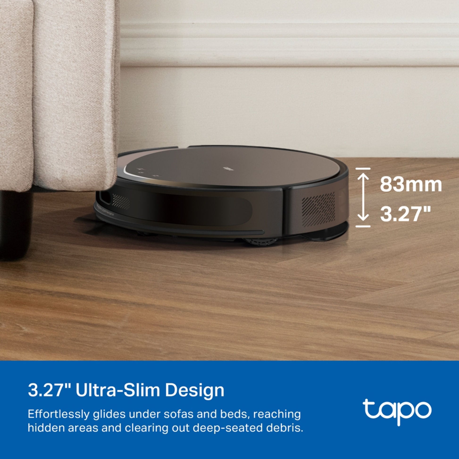 TP-Link Tapo RV20 Max robotstøvsuger sort, 83 mm ultra-slankt design under beige sofa, præcis navigation, Tp-Link logo.