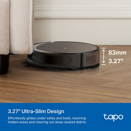 TP-Link Tapo RV20 Max robotstøvsuger sort, 83 mm ultra-slankt design under beige sofa, præcis navigation, Tp-Link logo.