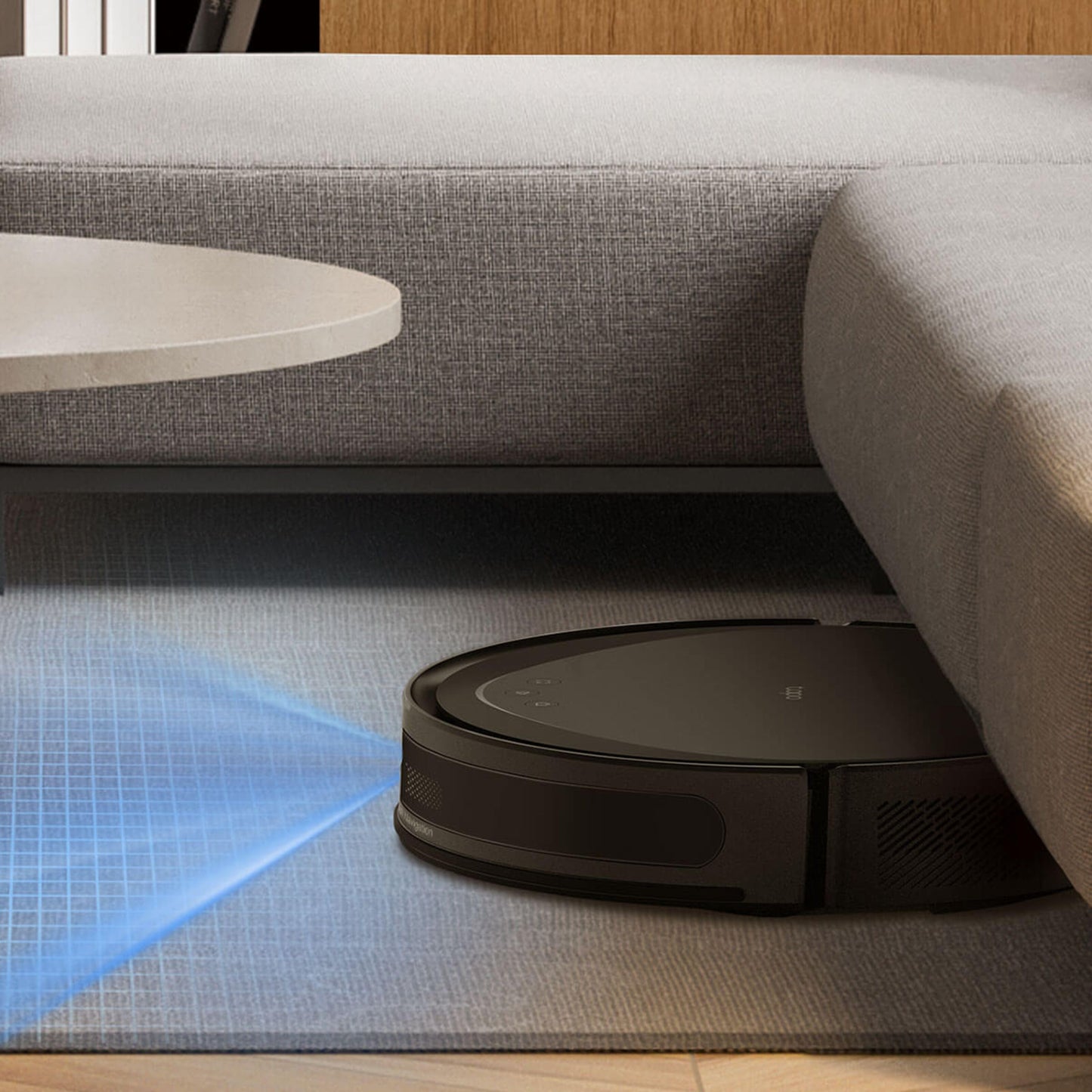 Tapo RV20 Max robotstøvsuger sorterer med blå sensorlys og præcis navigation kører under grå sofa.