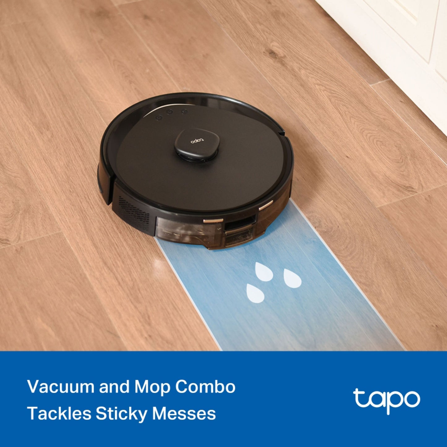 TP-Link Tapo RV30 Max robotstøvsuger på trægulv, efterlader ren sti, tekst Vacuum and Mop Combo Tackles Sticky Messes.