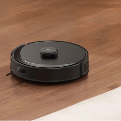 TP-Link Tapo RV30 Max robotstøvsuger på trægulv ved siden af hvidt tæppe.
