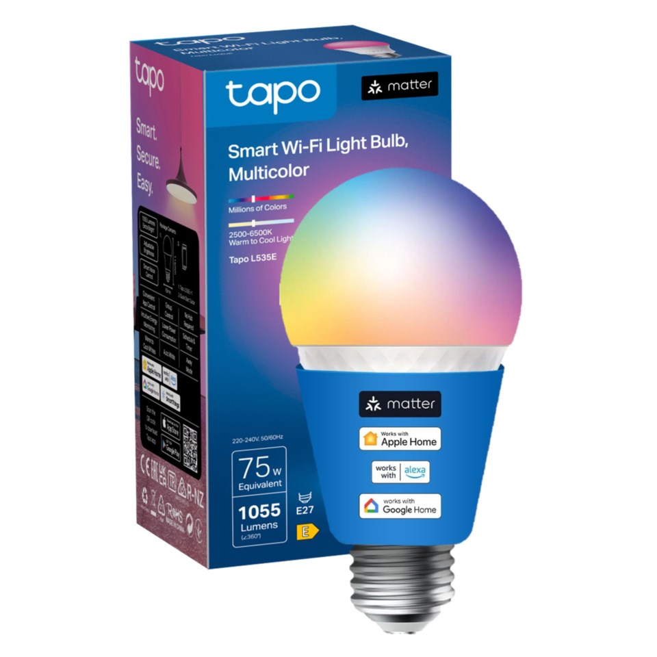 Tapo Smart RGB LED-pære 1100 lumen E27 foran produktæske, logoer for Matter, Apple Home, Alexa og Google Home synlige.