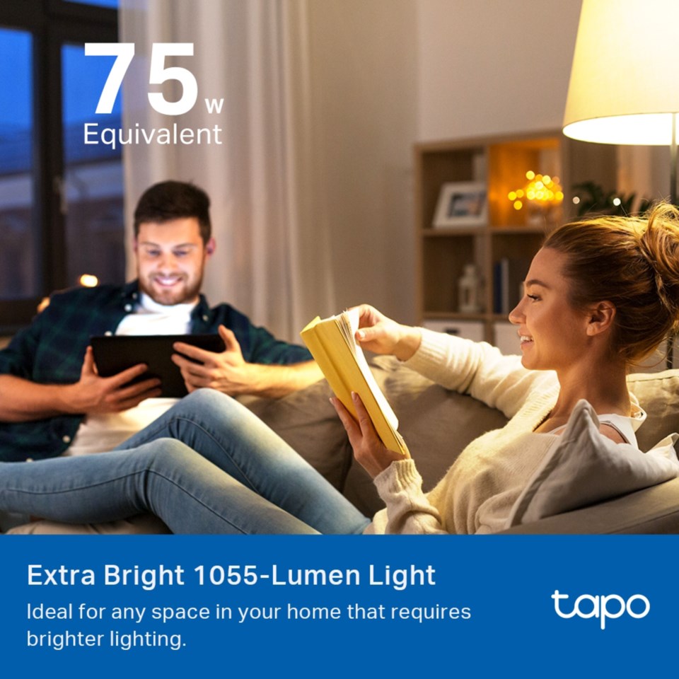 Tapo Smart RGB LED-pære E27 1100 lumen, wifi-belysning, ses i brug over læsende kvinde.