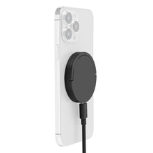 Sort, rund Linocell Trådløs Qi2-hurtigoplader 15 W magnetisk fastgjort taske på iPhone 12-16 med ledning til opladeren.