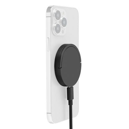 Sort, rund Linocell Trådløs Qi2-hurtigoplader 15 W magnetisk fastgjort taske på iPhone 12-16 med ledning til opladeren.