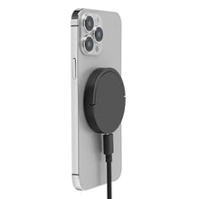 Sølv iPhone 12-16 med tre bagkameraer magnetisk justeret og tilsluttet Qi2-hurtigoplader 15 W via kabel.